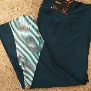 NWT Womens Nike dry fit Capris.